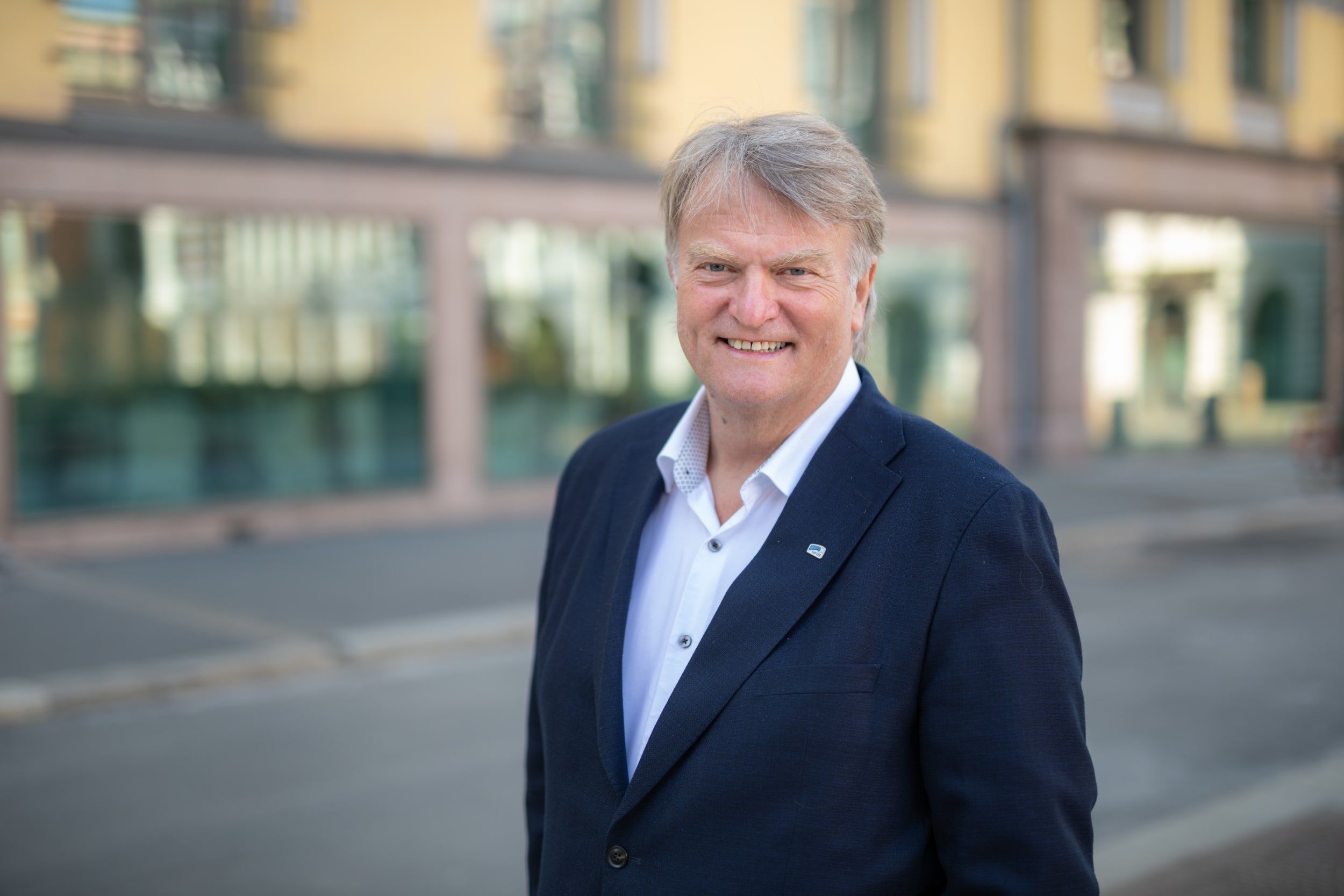 Ove Trellevik i dress ute på gaten i Oslo